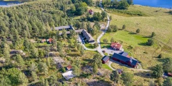 Lodge med eget fiskevatten och strand vid sjön Båven som erbjuder 40+ välutrustade rum