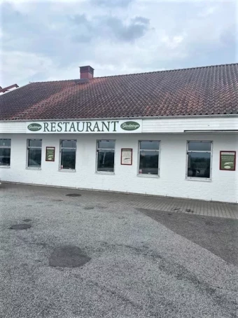 Etablerad restaurang vid E22, med egen byggnad.