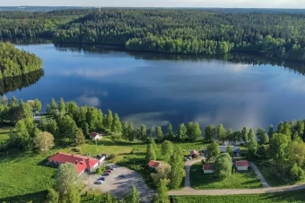 Lönsamt rekreationscenter med egen strand, betydande boendekapacitet och  många möjligheter